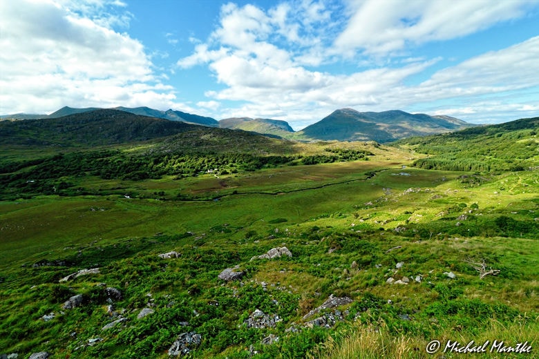 Weitwinkel Aufnahme: Irlands grüne Landschaft
