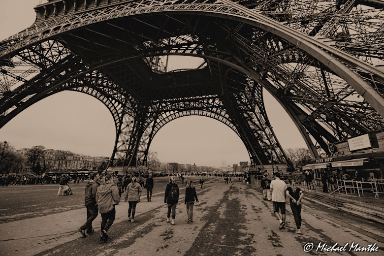 Weitwinkel Aufnahme: Unter dem Eiffelturm, Paris