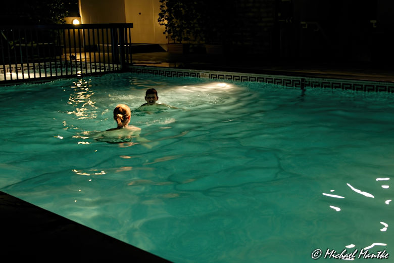 Nacht Baden im Hotel Pool in Dubai