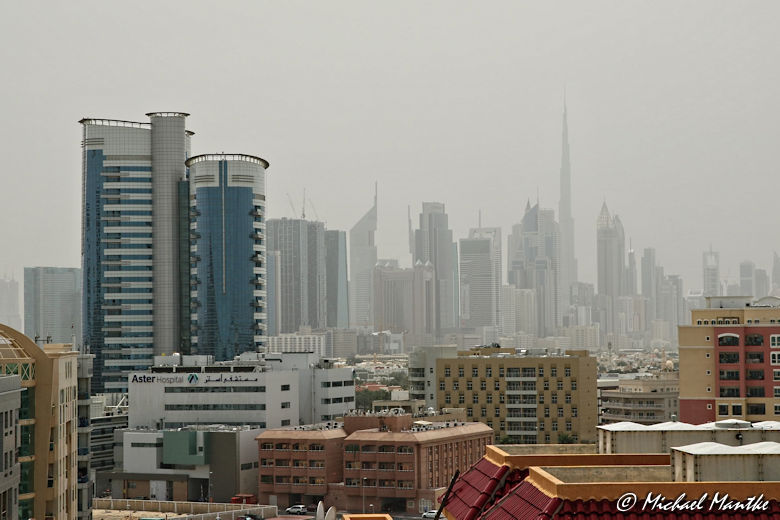 Skyline von Dubai bei trübem Wetter