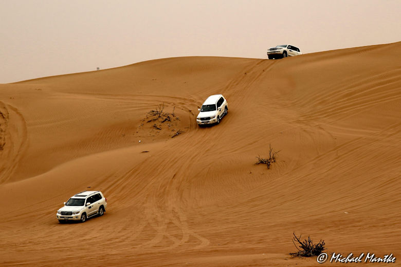 Dubai Wüstensafari Autos in Dünen