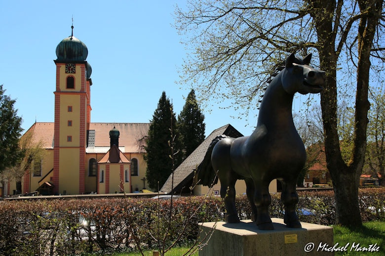 Pferdestatue vor Kloster St. Märgen