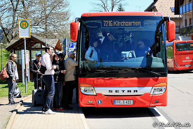 Roter Bus an Haltestelle