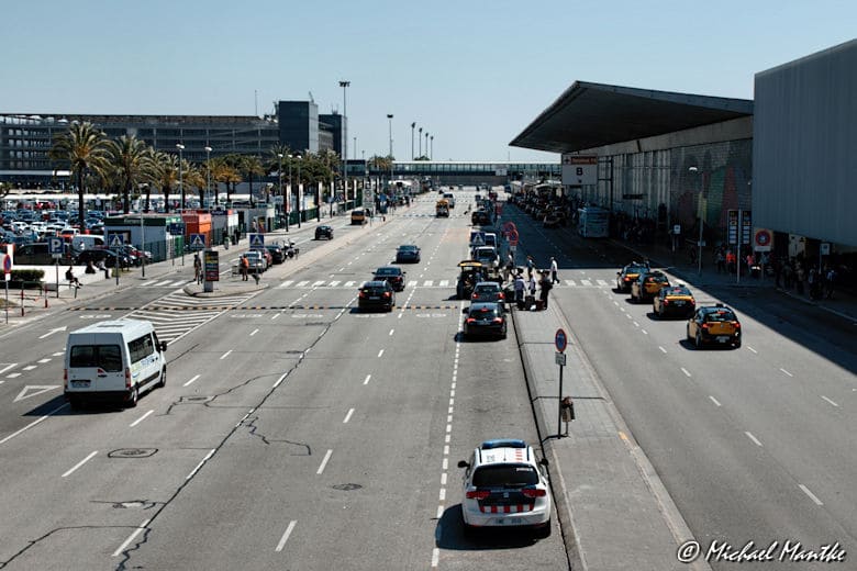 Blick auf Flughafen Barcelona mit Terminals rechter Hand