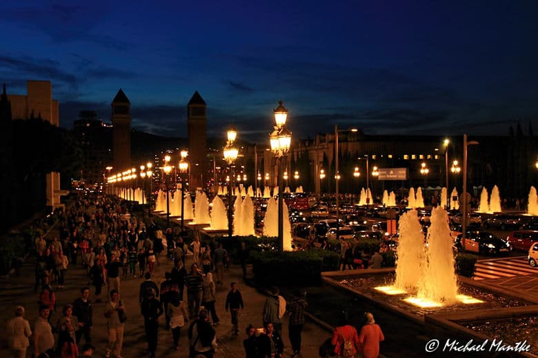 Strasse zum Font Magica in Barcelona bei Nacht