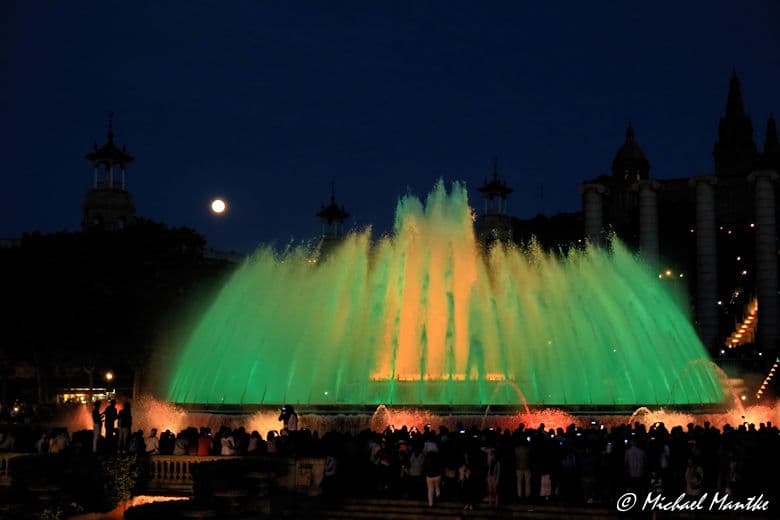 Barcelona Font Magica beleuchteter Springbrunnen mit Vollmond