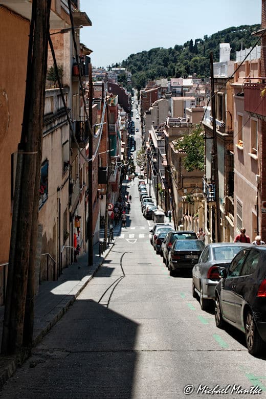 Barcelona steile Strasse zum Park Güell