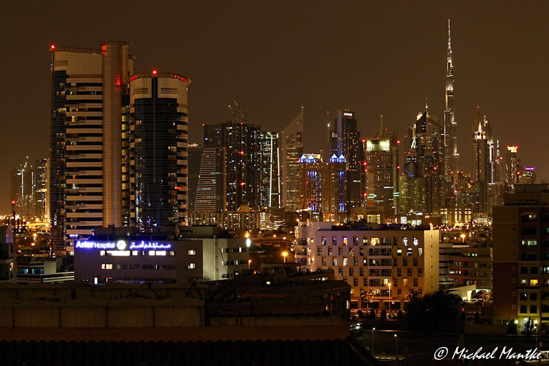 Dubai Skyline bei Nacht mit Burj Khalifa