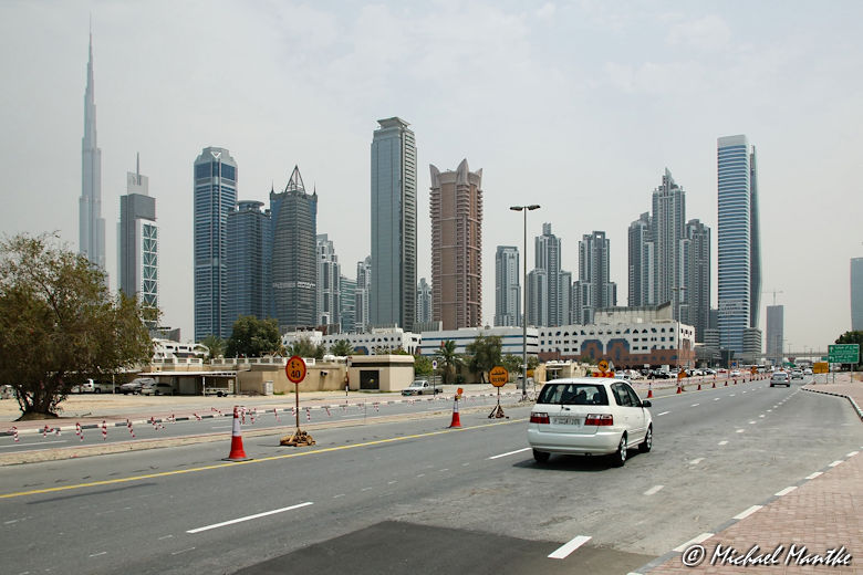 In den Strassen von Dubai mit Skyline