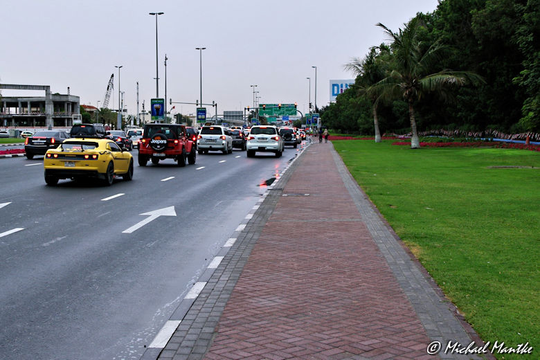 Dubai Strasse mit Autos am Abend