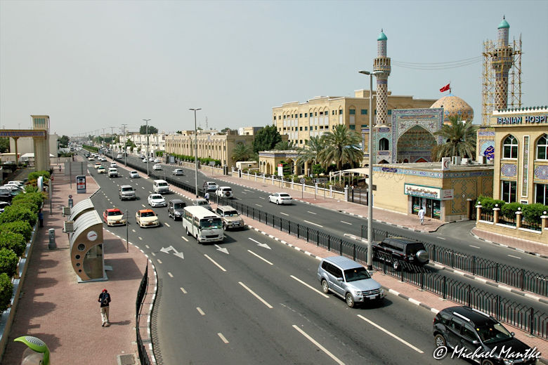 Vielbefahrene Strasse in Dubai auf dem Weg zur Jumeirah Moschee