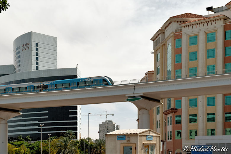 Fahrender Metro Zug in Dubai