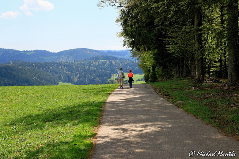 Panoramaweg St. Märgen - Wanderweg mit Wanderer