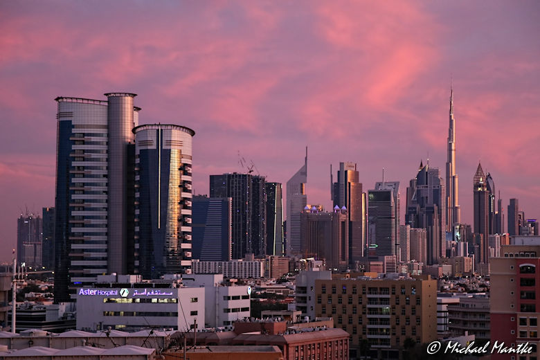 Skyline von Dubai bei Sonnenuntergang mit Burj Khalifa
