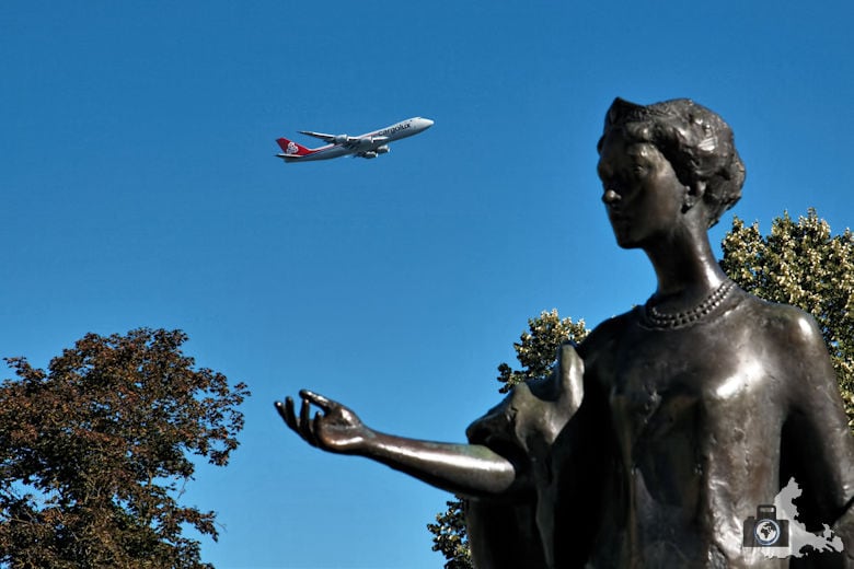 Fotojuwel - Luxemburg Flugzeug fliegt über Skulptur 