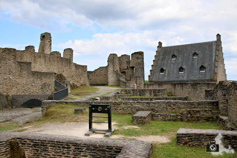Außenanlage der Burg Bourscheid, Luxemburg