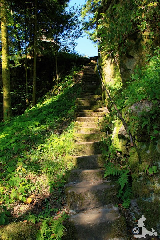 Burgbachwasserfall Wanderung - Aufstieg über Treppe zum Burgbachfelsen