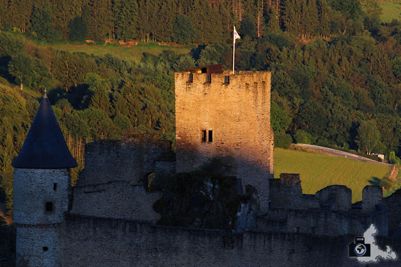 Burg Bourscheid bei Sonnenuntergang