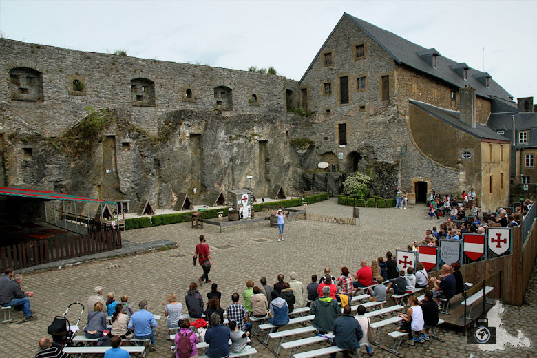 Burg Bouillon Falknerei Show