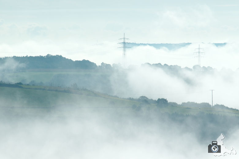 Windräder bei Bourscheid unter Wolken und Nebel