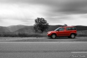 FotoJuwel - Rotes Auto am Straßenrand