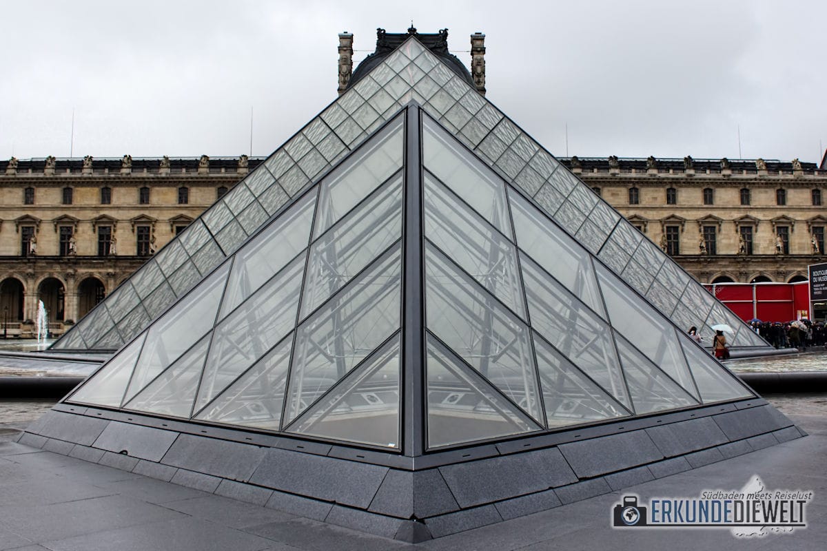 15fra0030-paris-louvre-pyramid