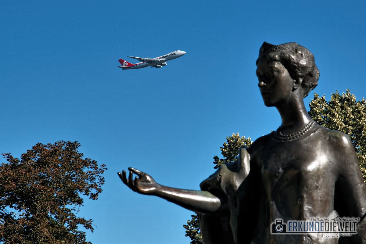 Statue und Flugzeug am Place Guillaume II, Luxemburg Stadt, Luxemburg