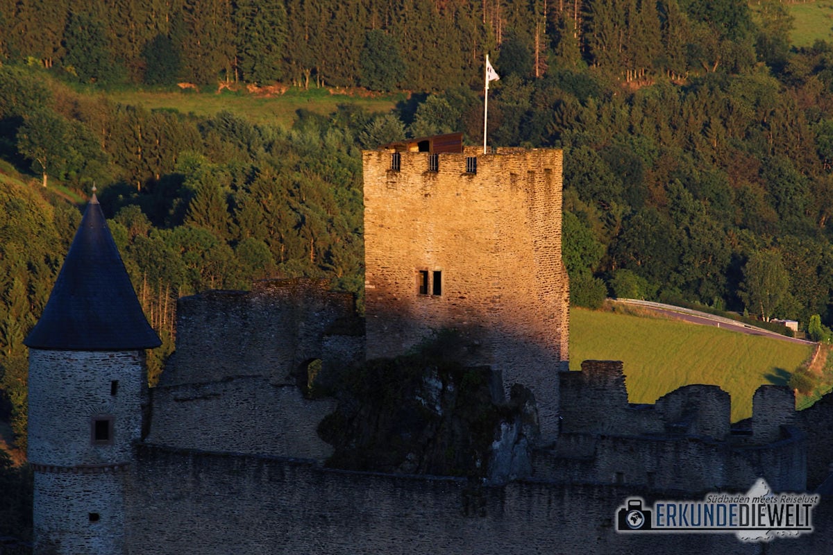 Burg Bourscheid im Licht der Abendsonne, Luxemburg
