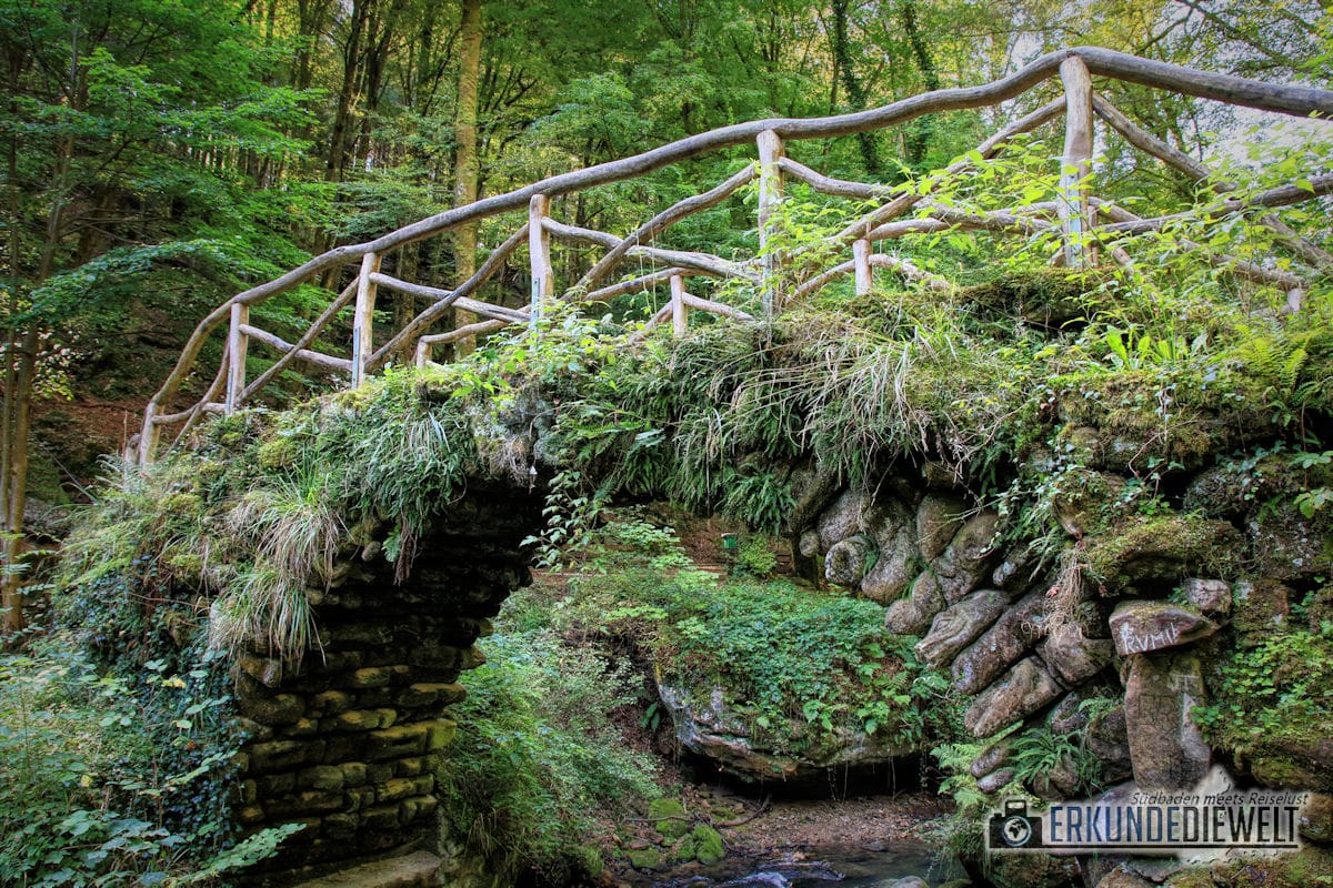 Brücke am Schiessentümpel Wasserfall auf dem Mullerthal Trail, Luxemburg
