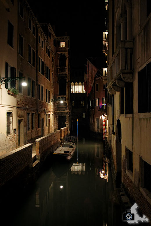 Kanal in Venedig bei Nacht