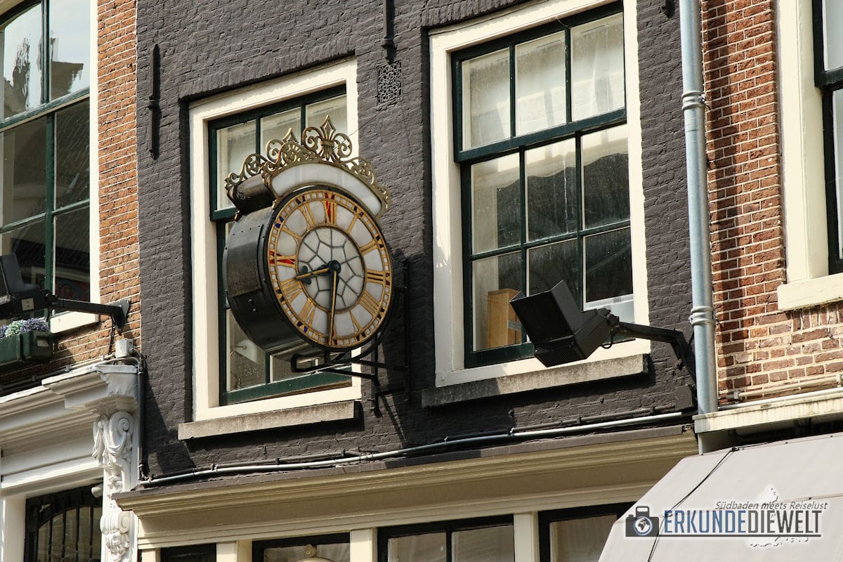 Uhr an Häuserfassade, Amsterdam, Niederlande