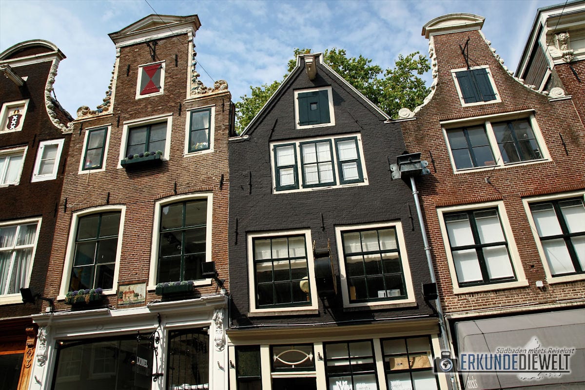 Schiefe Häuserfassaden, Amsterdam, Niederlande