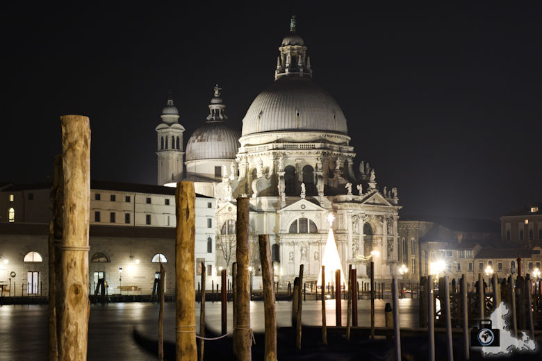 venedig-basilica-di-santa-maria-della-salute-nachts