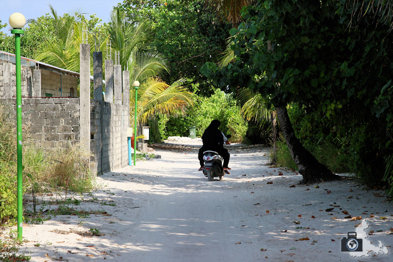 Einheimische auf Motorrad, Ukulhas, Malediven