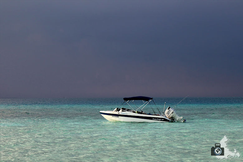 Boot mit Unwetter im Hintergrund auf den Malediven