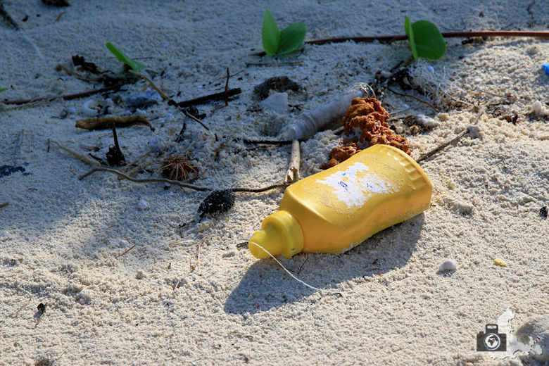 Plastik Müll am Strand von Ukulhas auf den Malediven