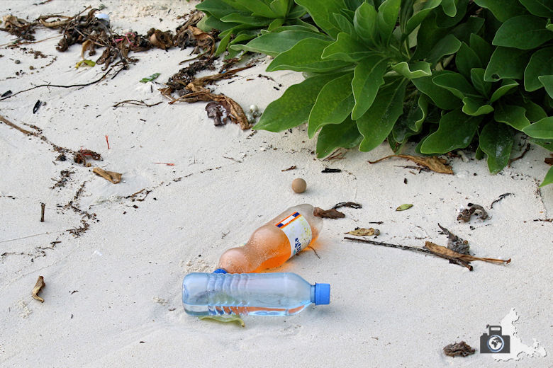 Plastik Müll am Strand von Ukulhas auf den Malediven