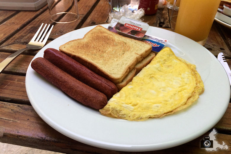 Rustikales Frühstück mit Omelette und Würstchen