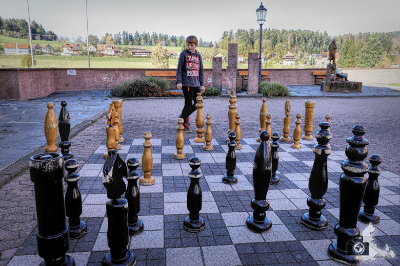 Schachspiel vor der Klosterkirche St. Peter