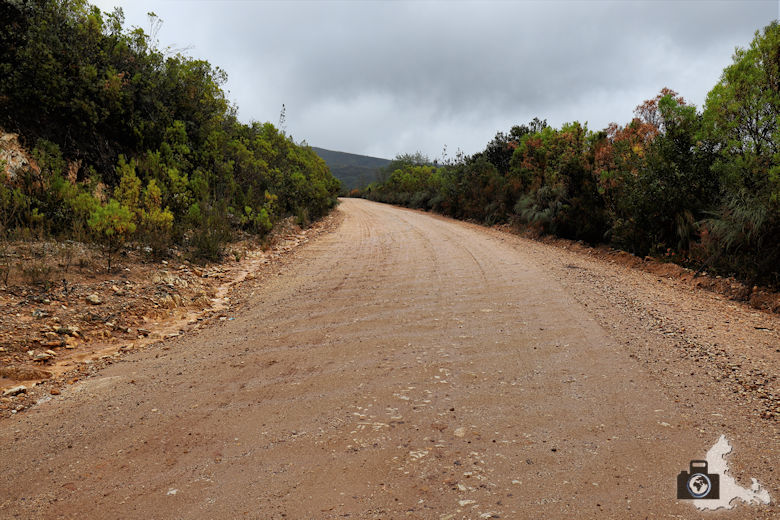 Dirty Road R339 im Regen im südafrikanischen Winter