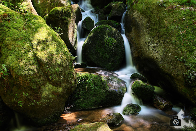 Fotografie Tipps - Landschaftsbild mit Wasserfall als Langzeitaufnahme