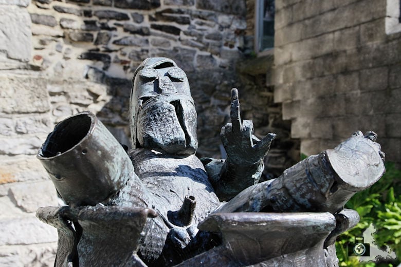 Skulptur zeigt Stinkefinger auf Burg Gravensteen in Gent