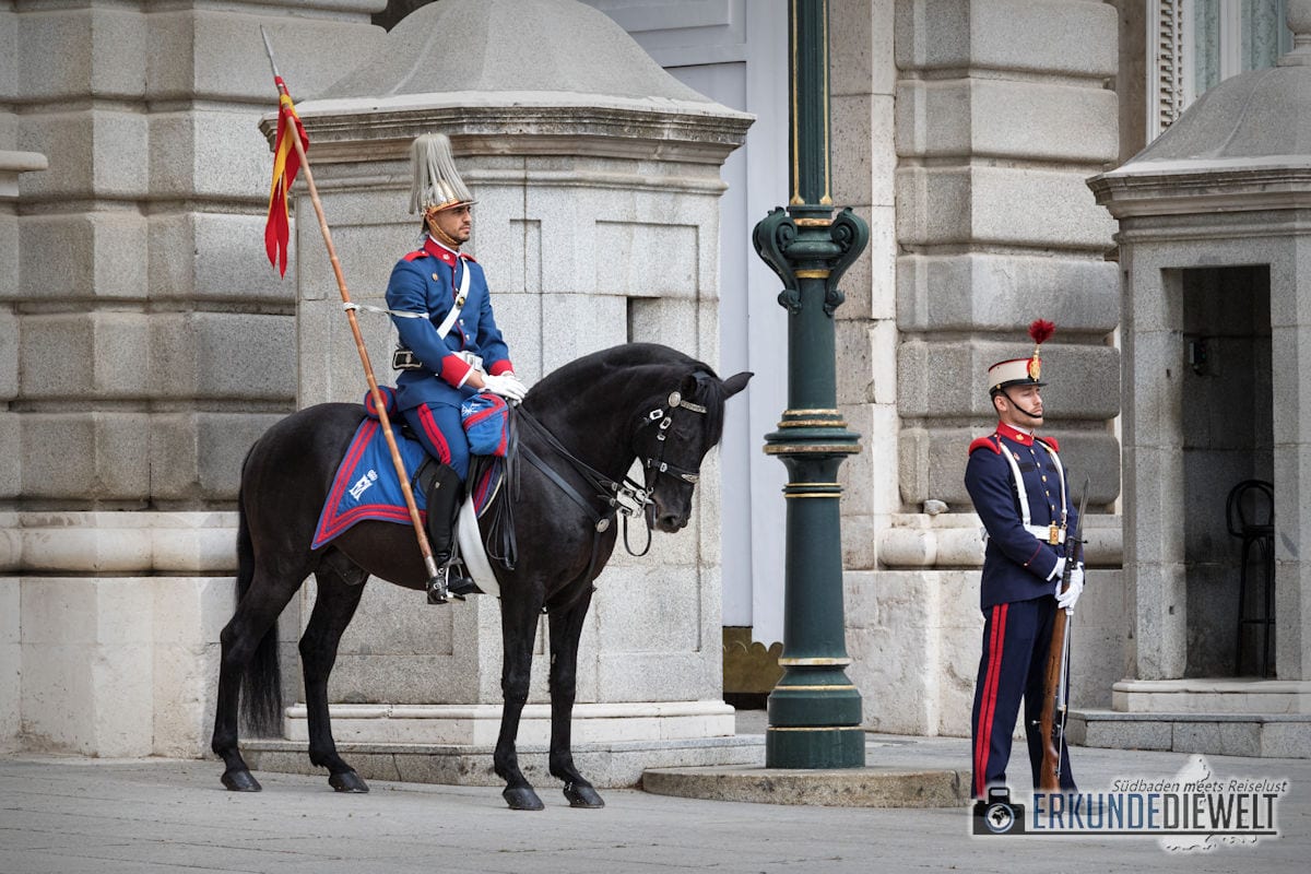Wachen am Palacio Real, Madrid, Spanien