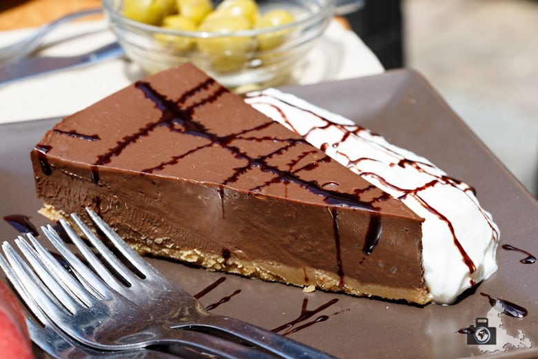 Schokoladenkuchen essen im Los Austrias in Madrid