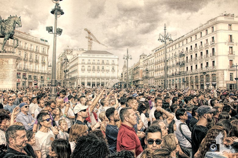 Champions League Sieger Real Madrid lässt sich feiern - Fußballmannschaft mit Ronaldo auf dem Puerta del Sol