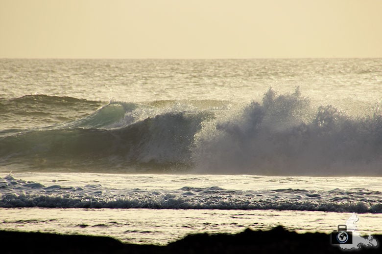 Tipps zum Fotografieren an Strand & Küste - brechende Wellen zur goldenen Stunde