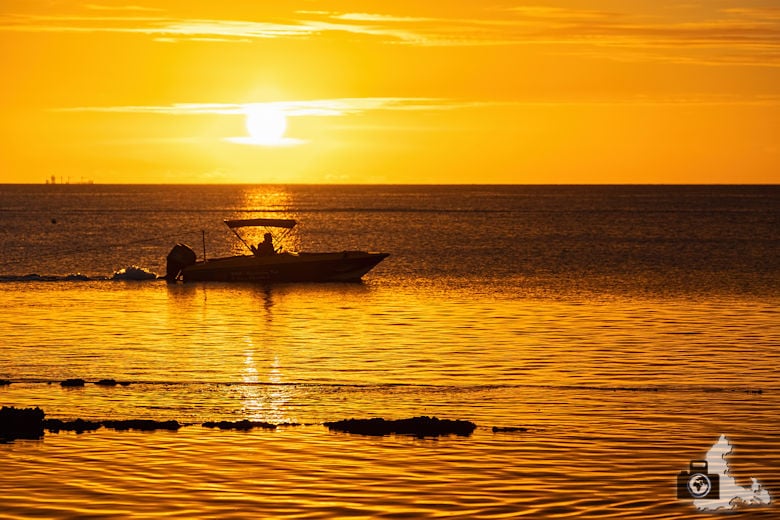 Fotowalk #9 - Am Strand von Mauritius - Boot im Sonnenuntergang