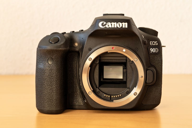 Canon EOS 90D - Frontansicht