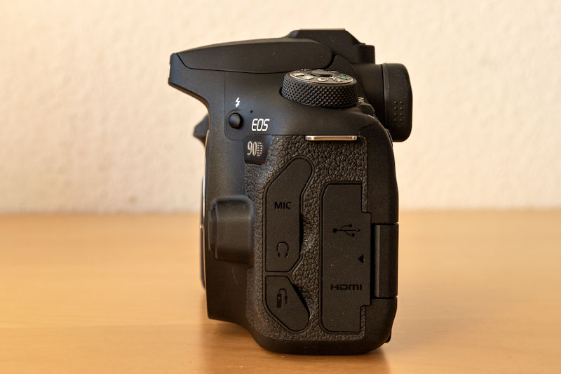 Canon EOS 90D - Seitenansicht