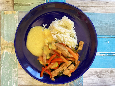Putenstreifen mit Gemüse, Reis & Mango-Sauce